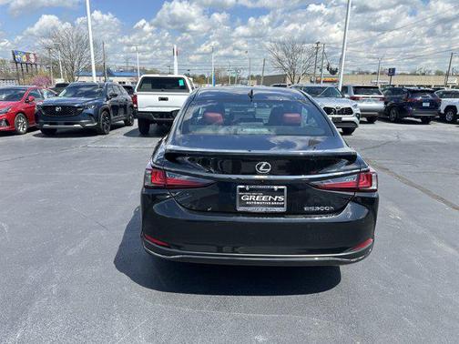 2023 Lexus ES 300h F SPORT Handling