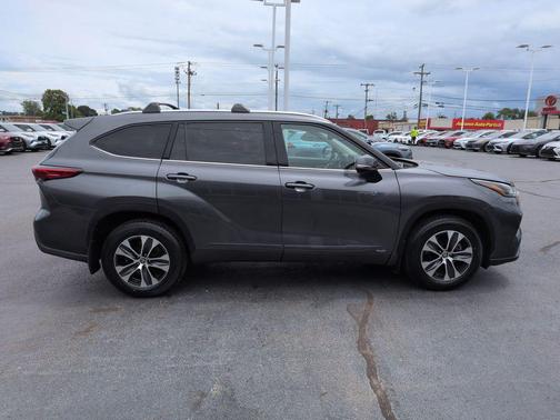 Magnetic Gray Metallic 2021 Toyota Highlander Hybrid XLE