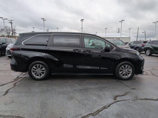 2023 Toyota Sienna LE