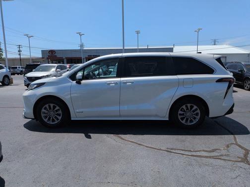 Blizzard Pearl 2021 Toyota Sienna XLE 7 Passenger