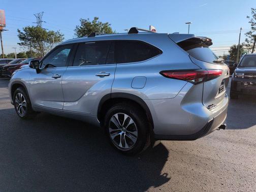 Celestial Silver Metallic 2021 Toyota Highlander XLE