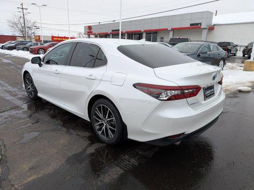 2022 Toyota Camry Hybrid XLE
