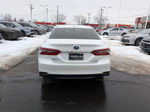 2022 Toyota Camry Hybrid XLE