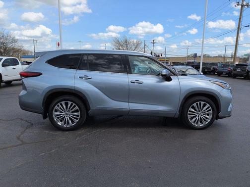 Moon Dust 2023 Toyota Highlander Platinum