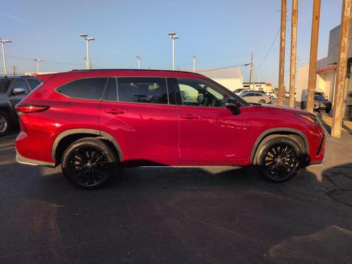 Ruby Flare Pearl 2023 Toyota Highlander XSE