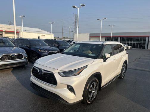Wind Chill Pearl 2023 Toyota Highlander Hybrid XLE