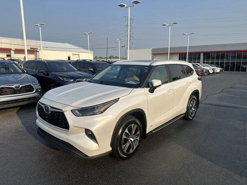 Wind Chill Pearl 2023 Toyota Highlander Hybrid XLE