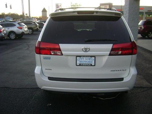2005 Toyota Sienna XLE
