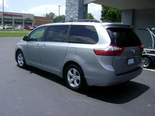 2017 Toyota Sienna LE