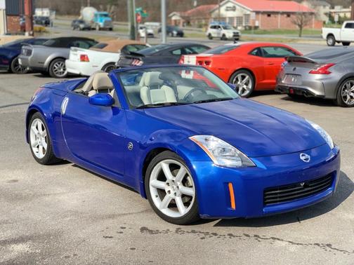 Photo 2 of 24 of 2005 Nissan 350Z Touring