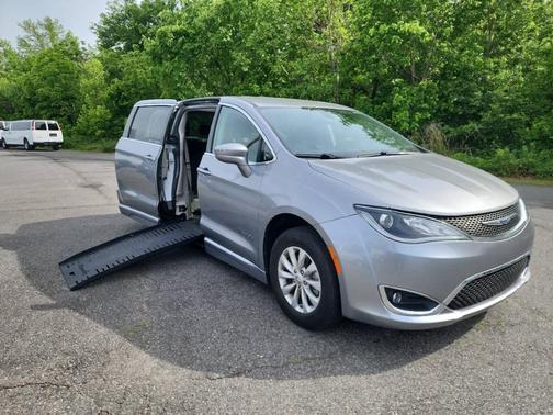 Billet Silver Clearcoat Metallic 2018 Chrysler Pacifica Touring Plus