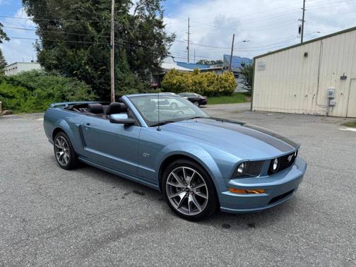 2005 Ford Mustang GT Premium