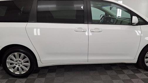 Super White 2015 Toyota Sienna LE