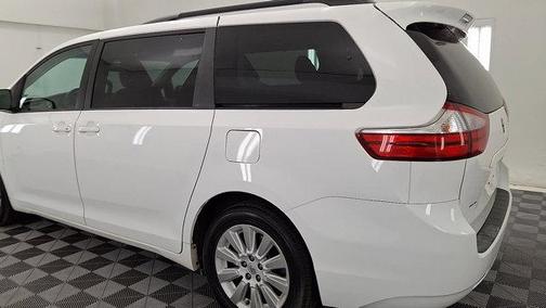 Super White 2015 Toyota Sienna LE