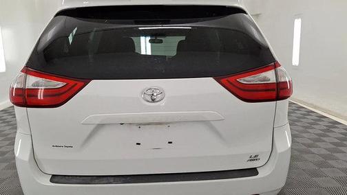 Super White 2015 Toyota Sienna LE