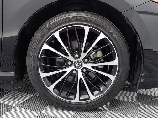 Midnight Black Metallic 2018 Toyota Camry SE