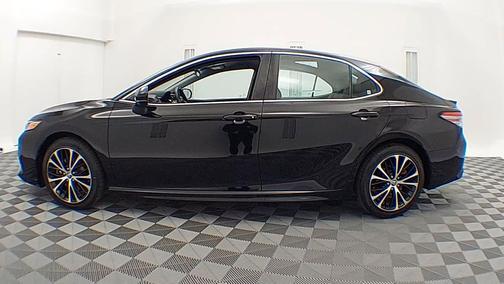 Midnight Black Metallic 2018 Toyota Camry SE