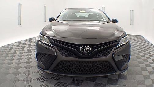 Midnight Black Metallic 2018 Toyota Camry SE
