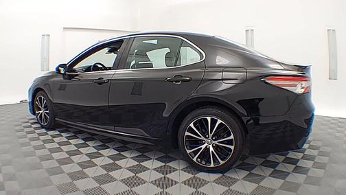 Midnight Black Metallic 2018 Toyota Camry SE