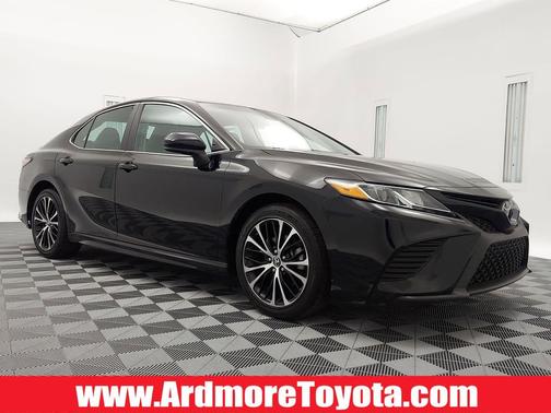 Midnight Black Metallic 2018 Toyota Camry SE