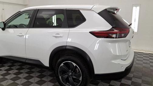 Everest White Pearl 2024 Nissan Rogue SV