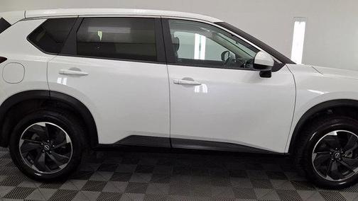 Everest White Pearl 2024 Nissan Rogue SV