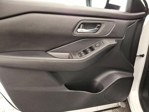 Everest White Pearl 2024 Nissan Rogue SV