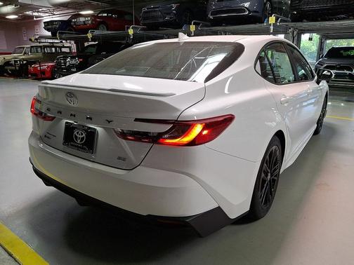 Ice Cap 2026 Toyota Camry SE