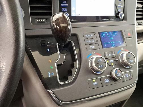Blizzard Pearl 2019 Toyota Sienna XLE