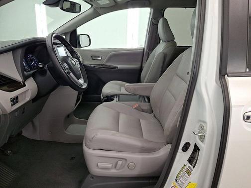 Blizzard Pearl 2019 Toyota Sienna XLE