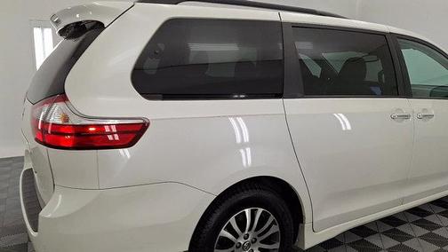Blizzard Pearl 2019 Toyota Sienna XLE