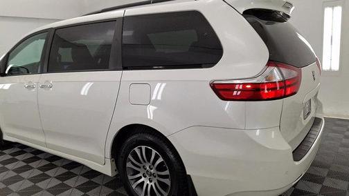 Blizzard Pearl 2019 Toyota Sienna XLE