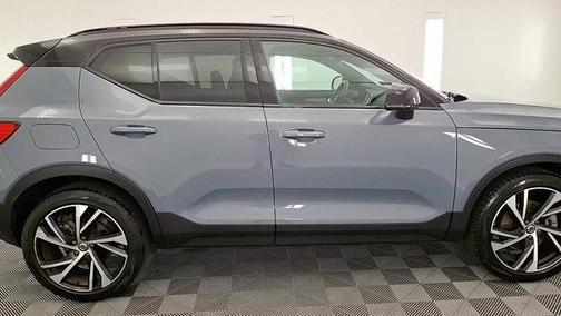2022 Volvo XC40 T5 R-Design