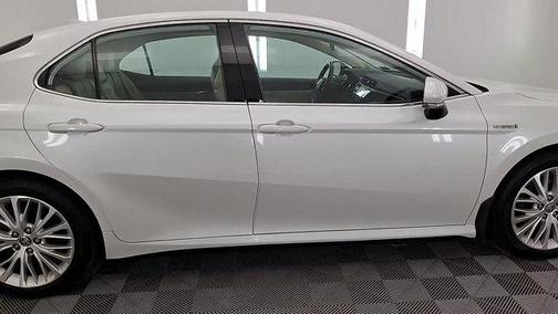 2020 Toyota Camry Hybrid XLE