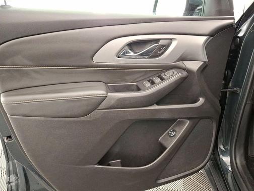 Graphite Metallic 2018 Chevrolet Traverse LT Cloth