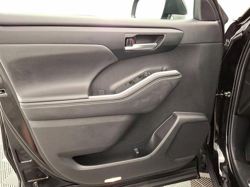 Midnight Black Metallic 2024 Toyota Highlander Hybrid XLE