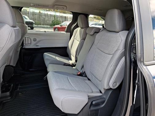 2025 Toyota Sienna LE