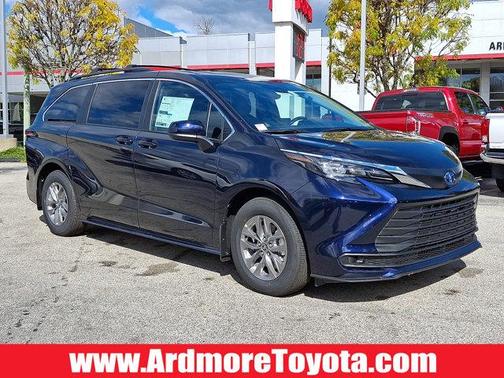 2025 Toyota Sienna LE