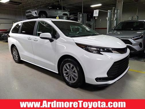2025 Toyota Sienna LE