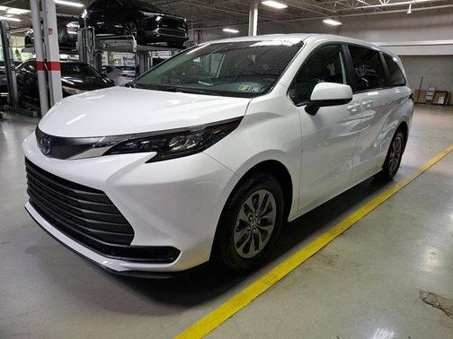 2025 Toyota Sienna LE