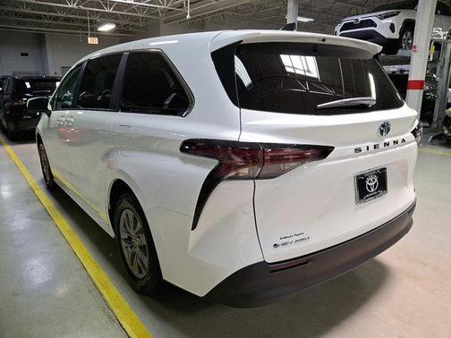 2025 Toyota Sienna LE