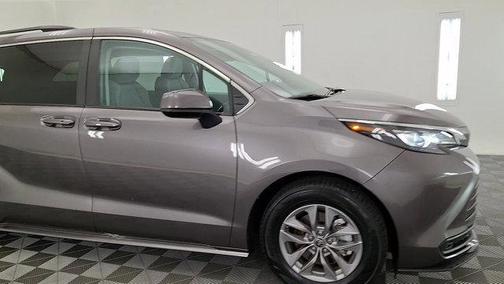 2024 Toyota Sienna LE