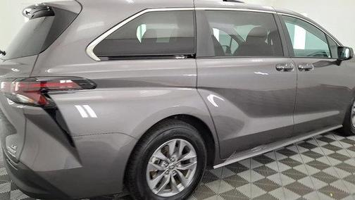 2024 Toyota Sienna LE