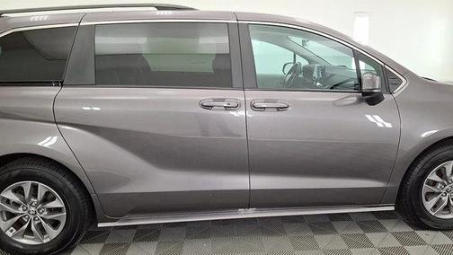 2024 Toyota Sienna LE