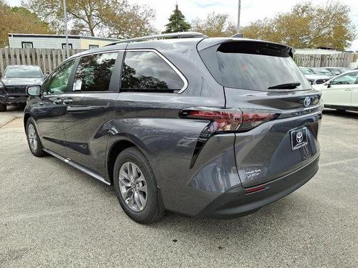 2025 Toyota Sienna XLE 8 Passenger