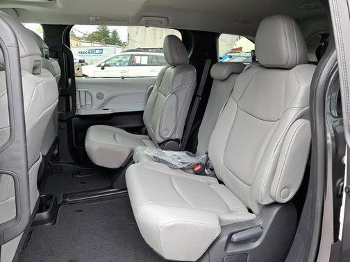 2025 Toyota Sienna XLE 8 Passenger