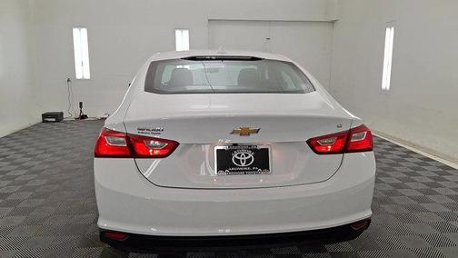 Summit White 2023 Chevrolet Malibu FWD 1LT