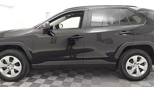 Photo 5 of 24 of 2019 Toyota RAV4 LE