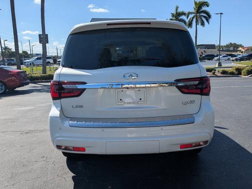 2023 INFINITI QX80 LUXE