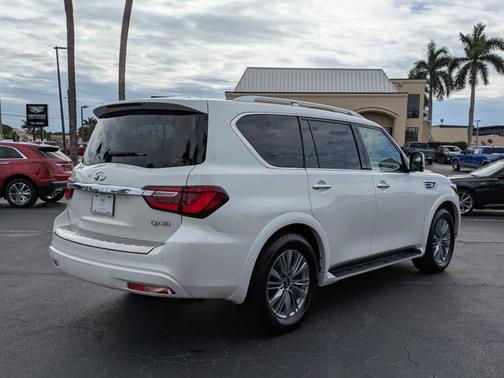 2022 INFINITI QX80 LUXE